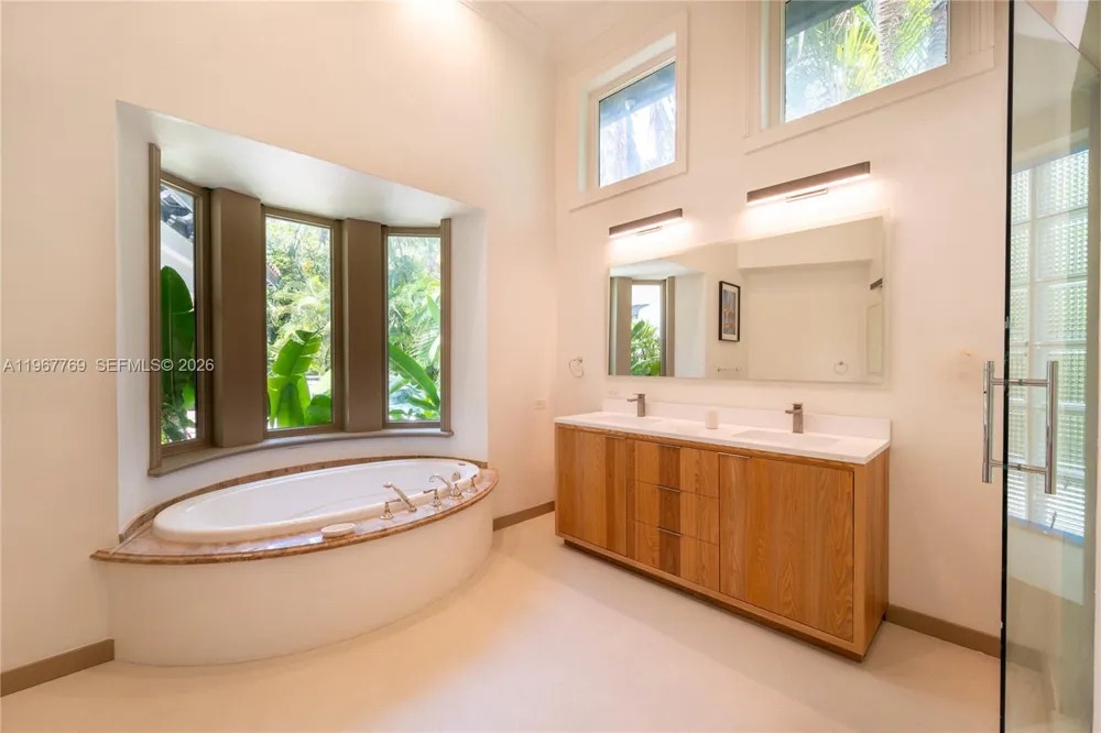 432 S Hibiscus Dr Miami Beach, FL 33139