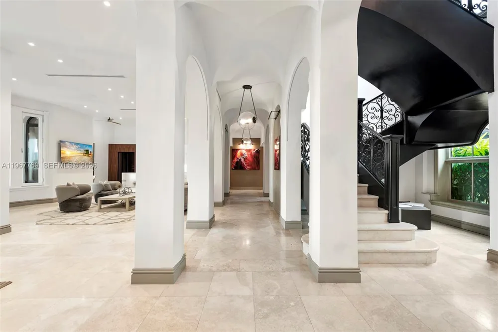 432 S Hibiscus Dr Miami Beach, FL 33139