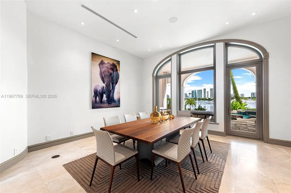 432 S Hibiscus Dr Miami Beach, FL 33139