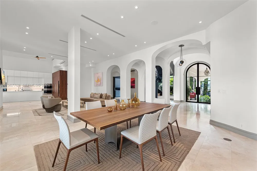 432 S Hibiscus Dr Miami Beach, FL 33139