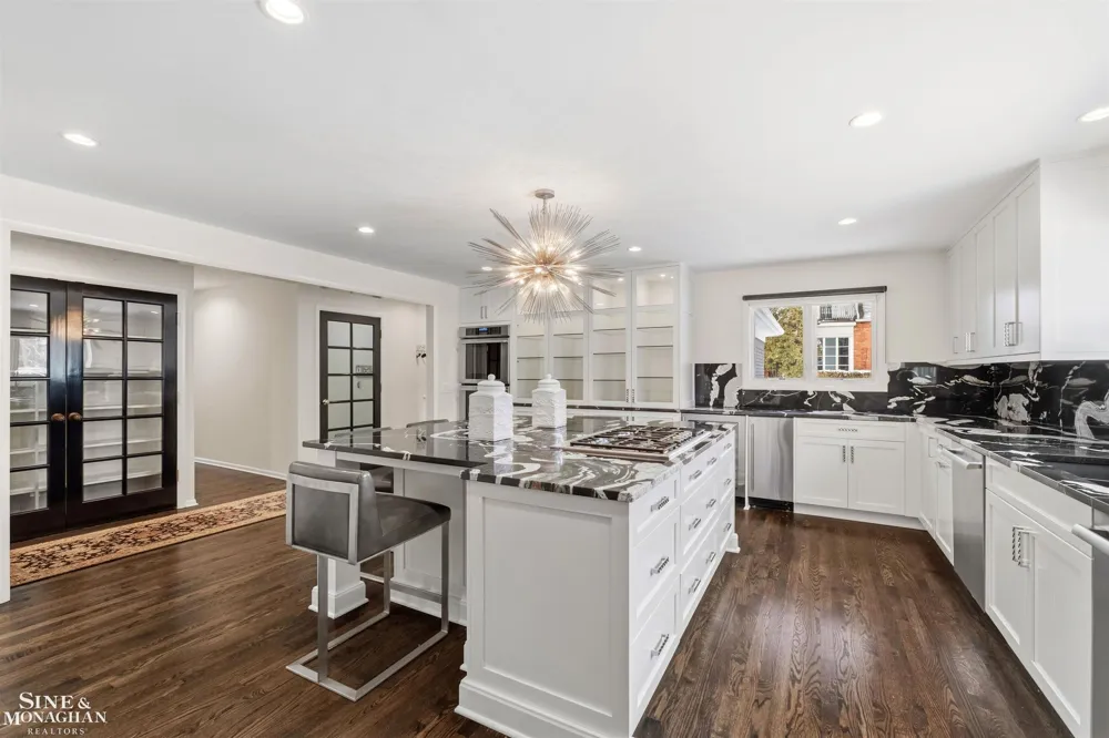89 Lake Shore Road Grosse Pointe Farms City, MI 48236