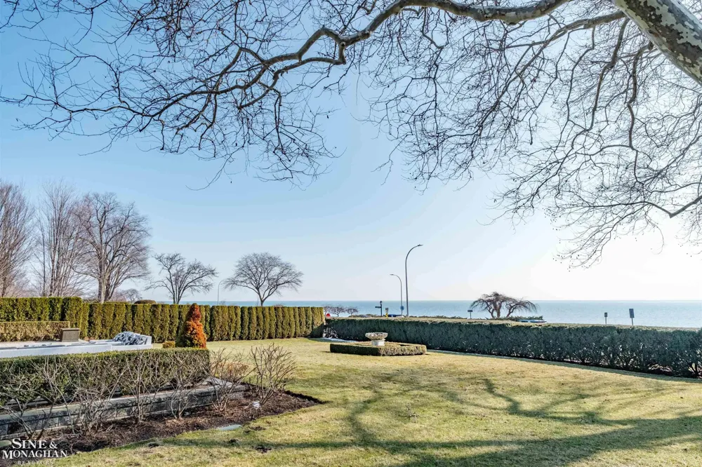 89 Lake Shore Road Grosse Pointe Farms City, MI 48236