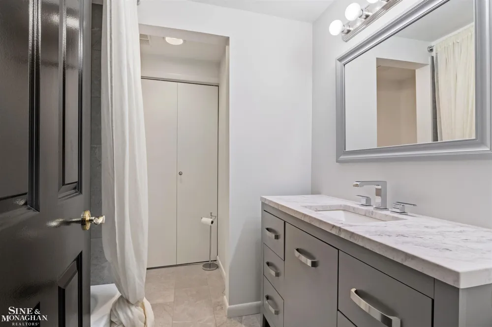 89 Lake Shore Road Grosse Pointe Farms City, MI 48236