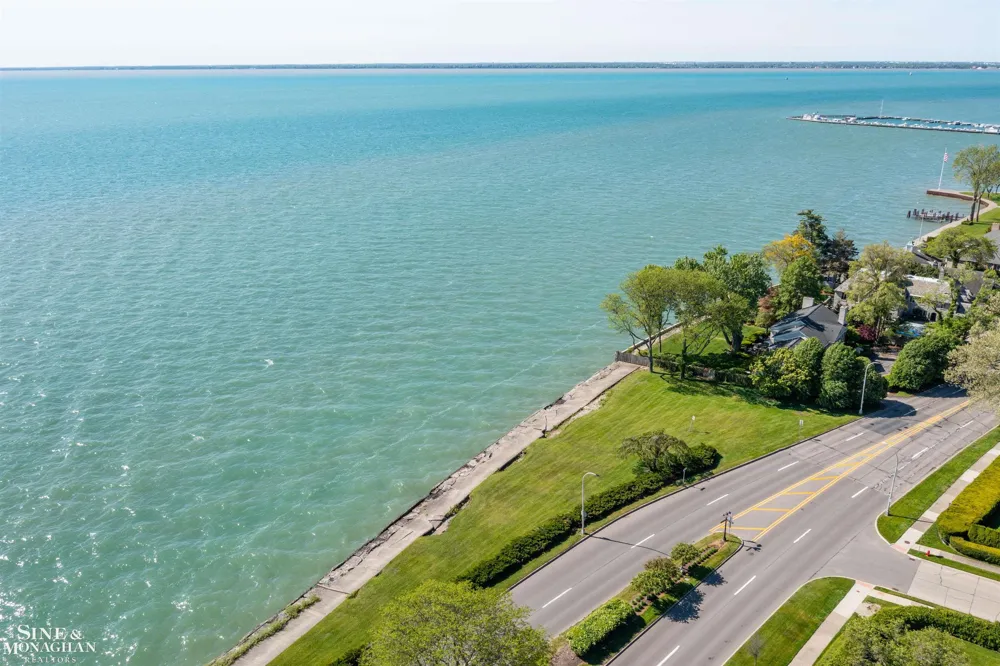 89 Lake Shore Road Grosse Pointe Farms City, MI 48236