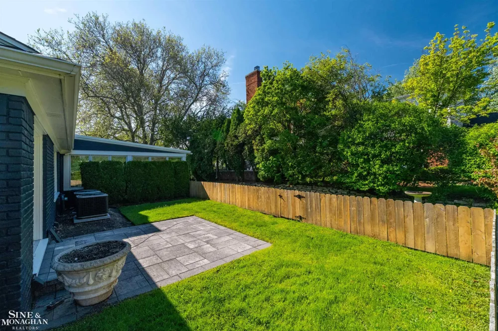 89 Lake Shore Road Grosse Pointe Farms City, MI 48236