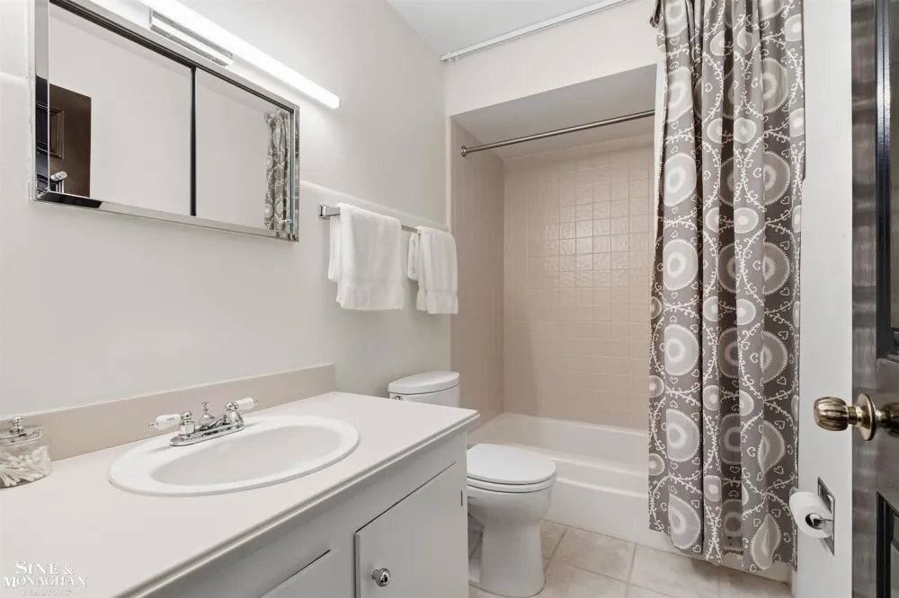 89 Lake Shore Road Grosse Pointe Farms City, MI 48236