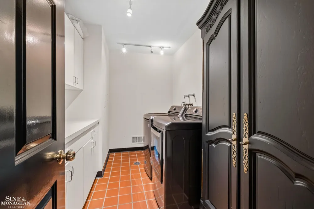 89 Lake Shore Road Grosse Pointe Farms City, MI 48236