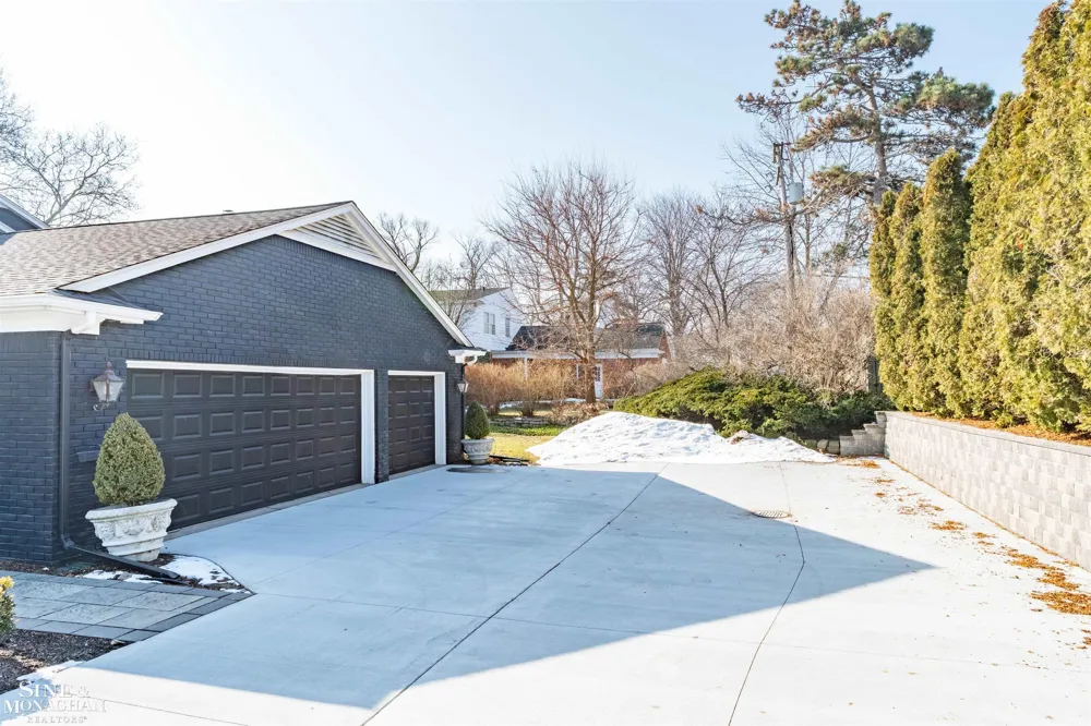 89 Lake Shore Road Grosse Pointe Farms City, MI 48236