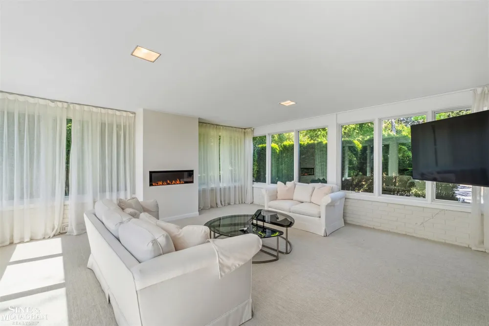 89 Lake Shore Road Grosse Pointe Farms City, MI 48236