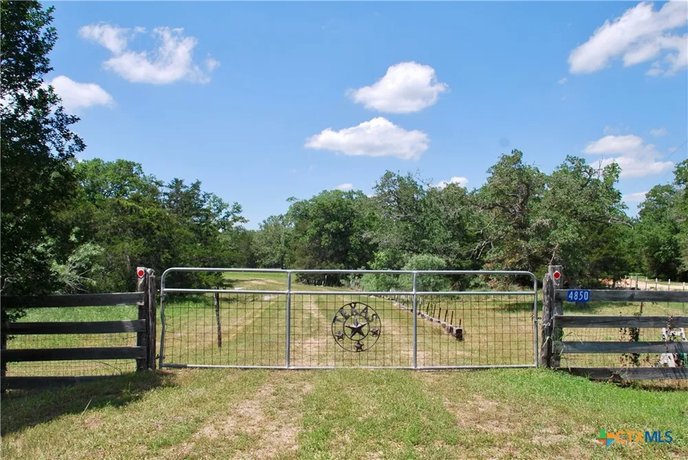4850 Burke Road Flatonia, TX 78941