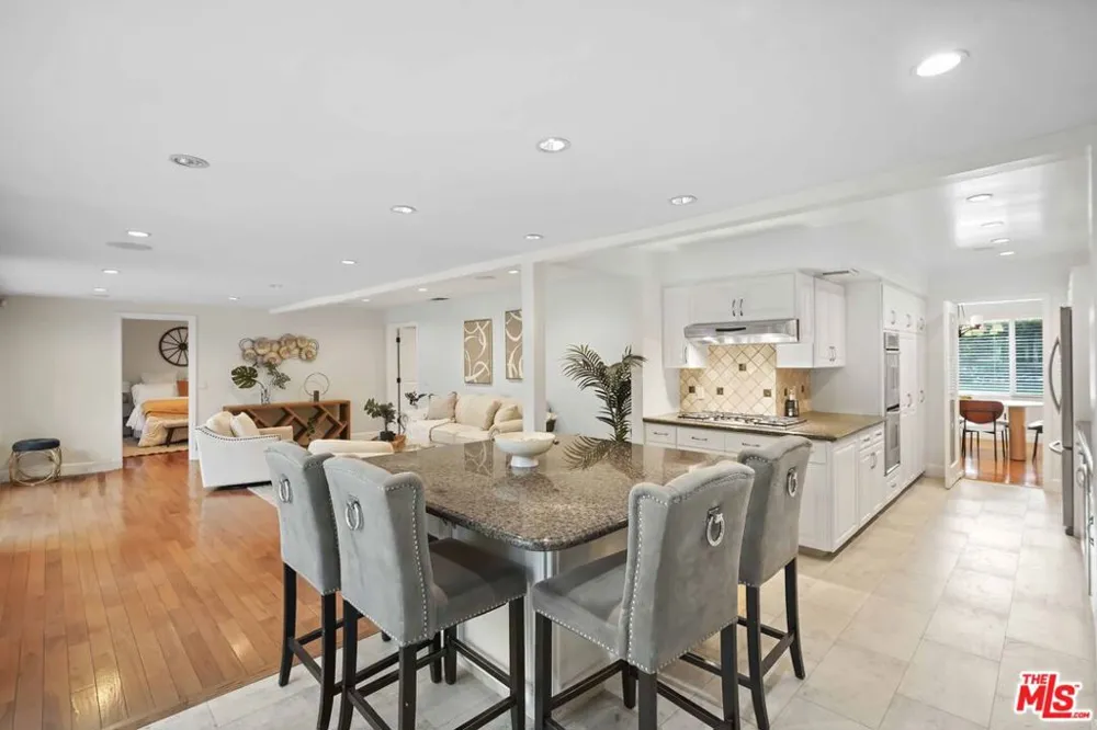 2452 Altadena Drive Altadena, CA 91001