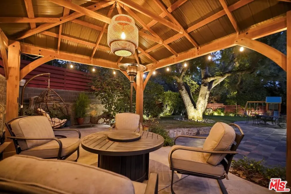 2452 Altadena Drive Altadena, CA 91001