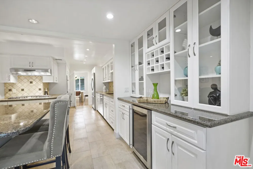 2452 Altadena Drive Altadena, CA 91001