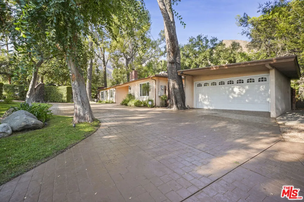 2452 Altadena Drive Altadena, CA 91001