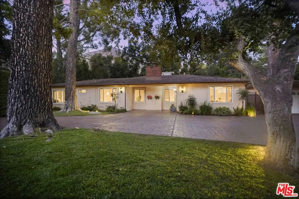 2452 Altadena Drive Altadena, CA 91001