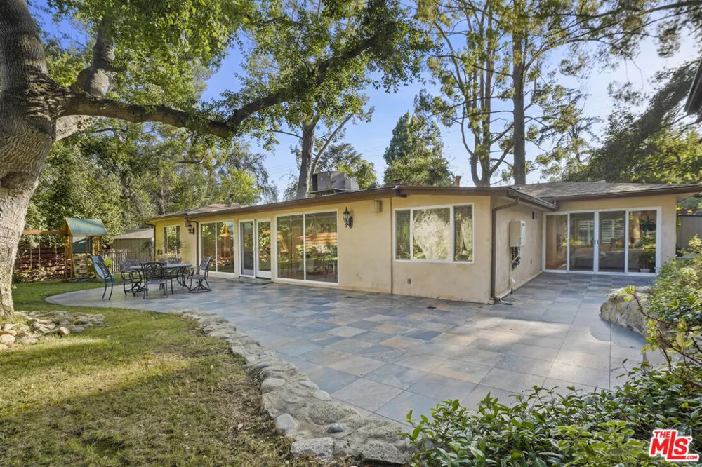2452 Altadena Drive Altadena, CA 91001