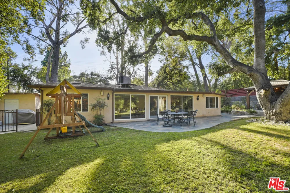 2452 Altadena Drive Altadena, CA 91001