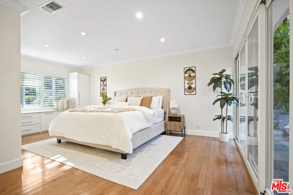 2452 Altadena Drive Altadena, CA 91001