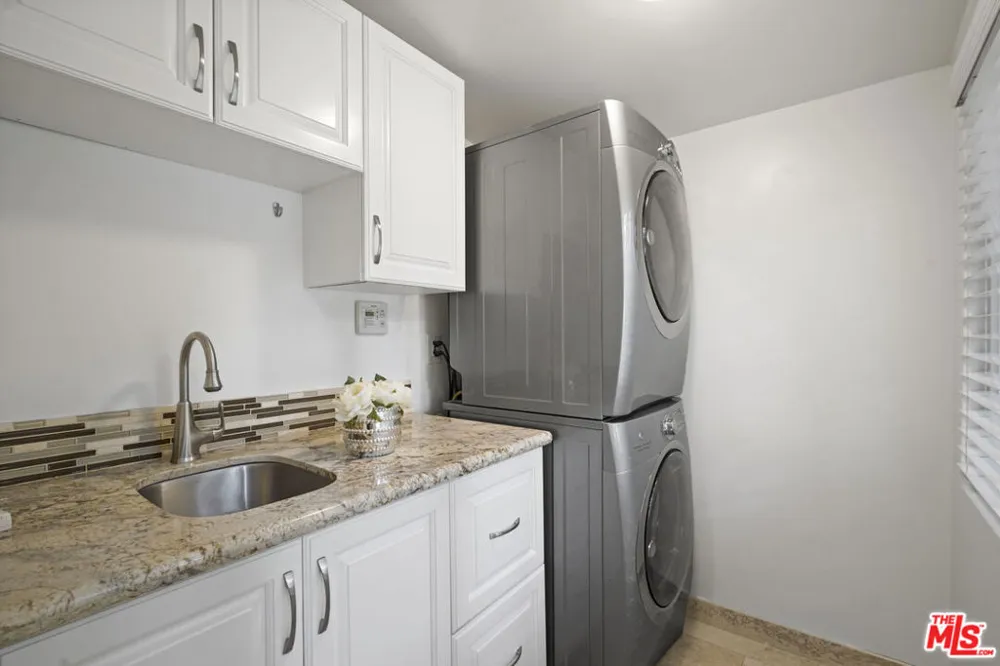 2452 Altadena Drive Altadena, CA 91001