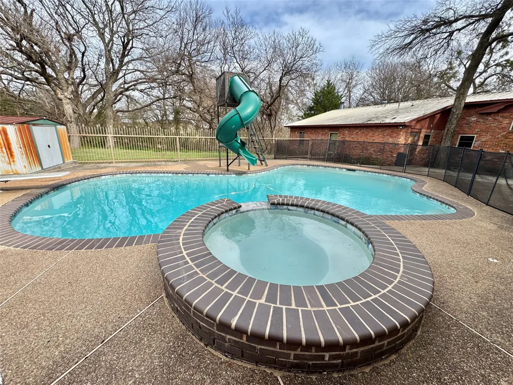 231 Hickory Street Lindsay, TX 76250