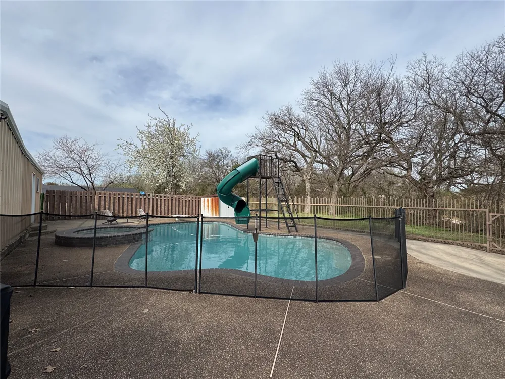 231 Hickory Street Lindsay, TX 76250