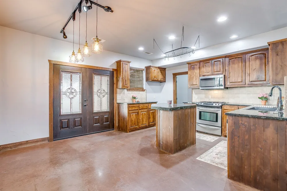 2220 Lazy Bend Road Millsap, TX 76066