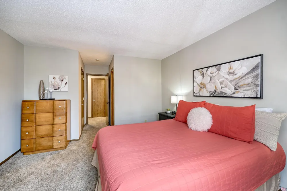 1117 Trailwood S Hopkins, MN 55343