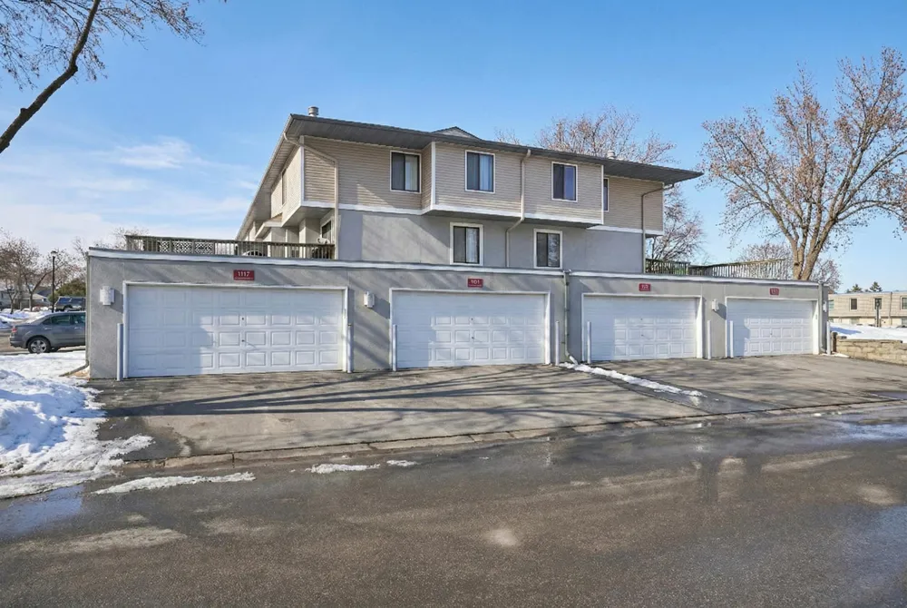 1117 Trailwood S Hopkins, MN 55343