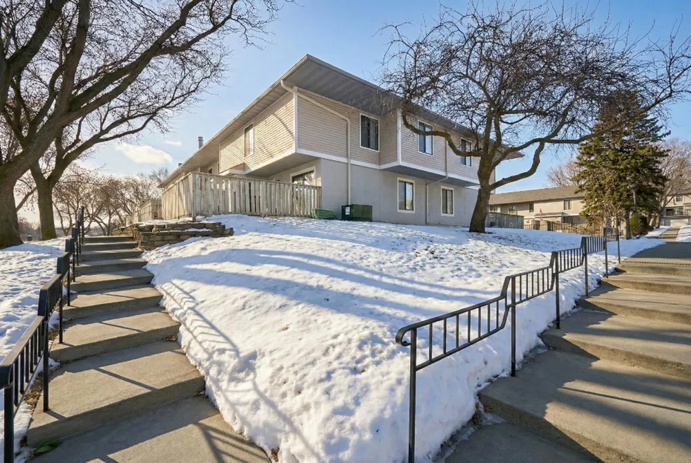 1117 Trailwood S Hopkins, MN 55343