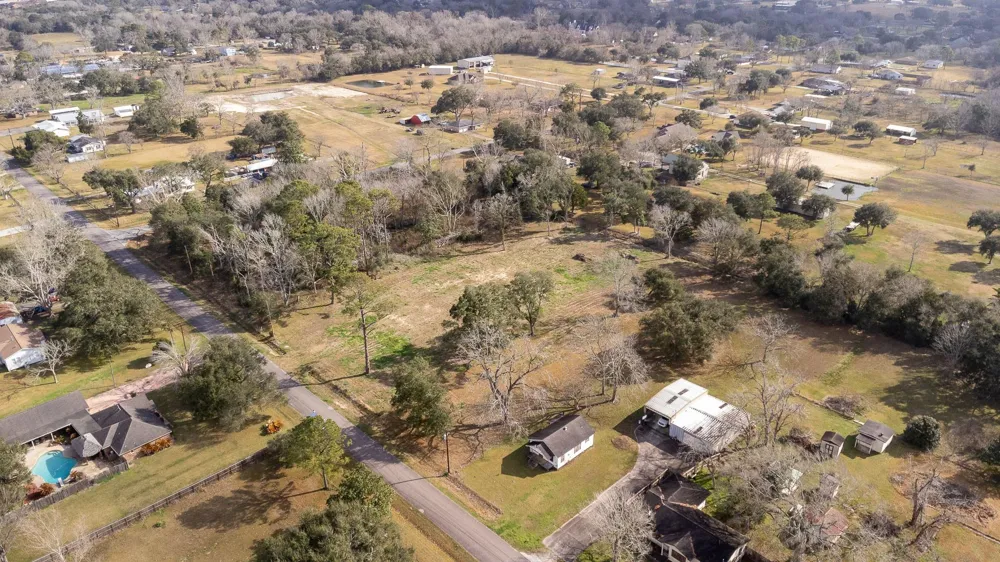 4813 S Elm Avenue Santa Fe, TX 77517