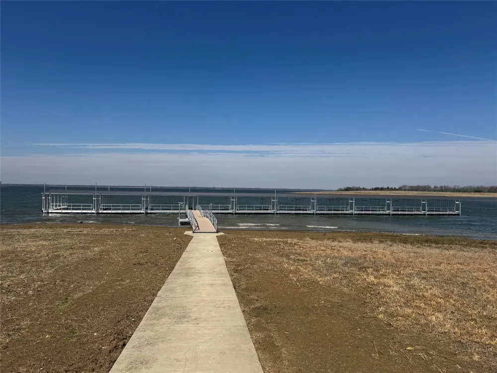 552 Lakeshore Lane Windom, TX 75492