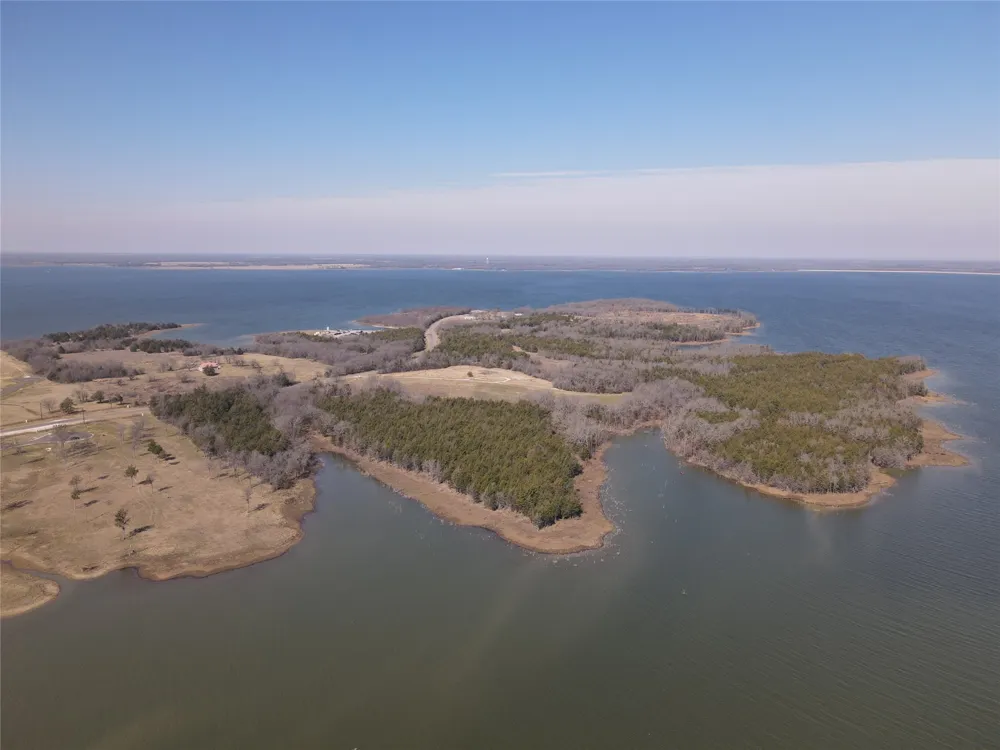 552 Lakeshore Lane Windom, TX 75492