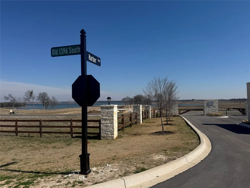552 Lakeshore Lane Windom, TX 75492