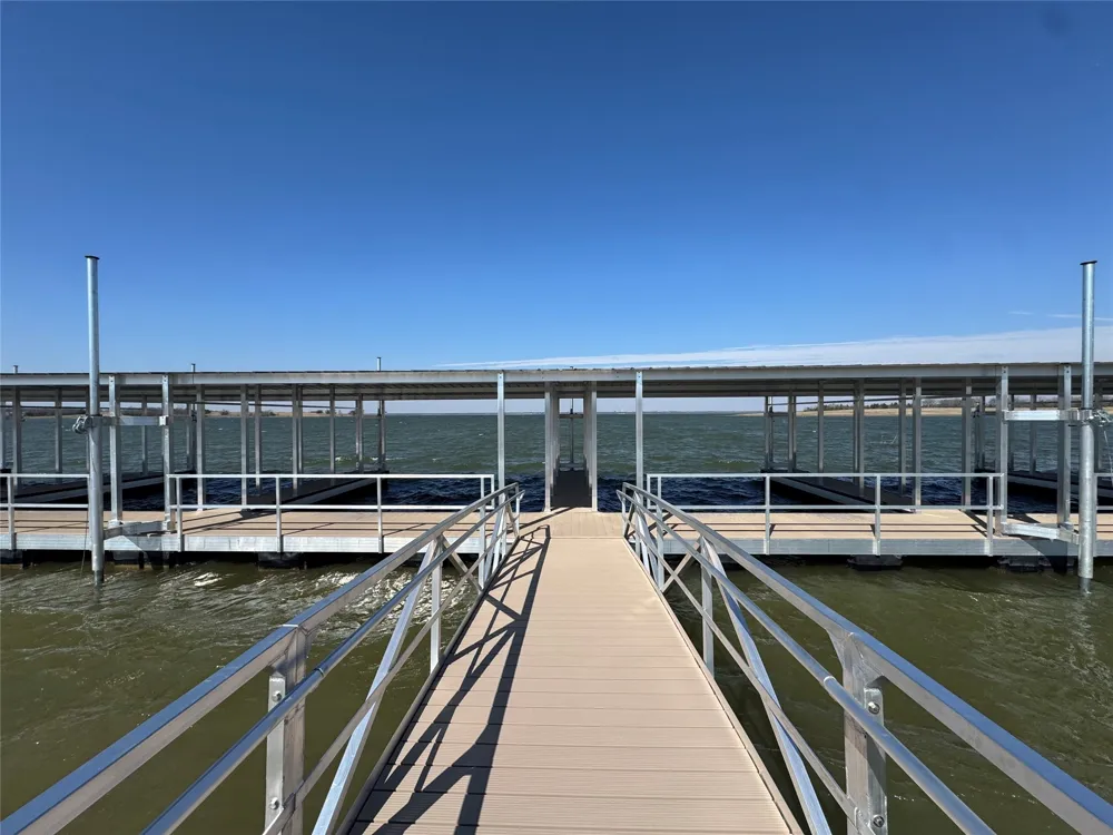 552 Lakeshore Lane Windom, TX 75492