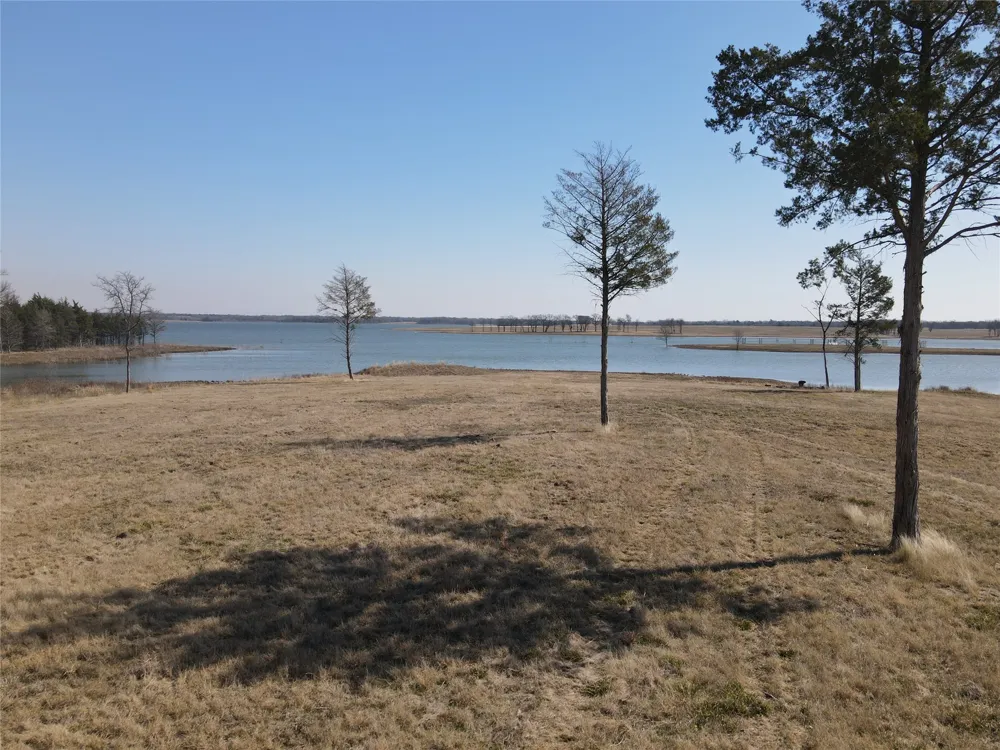 552 Lakeshore Lane Windom, TX 75492