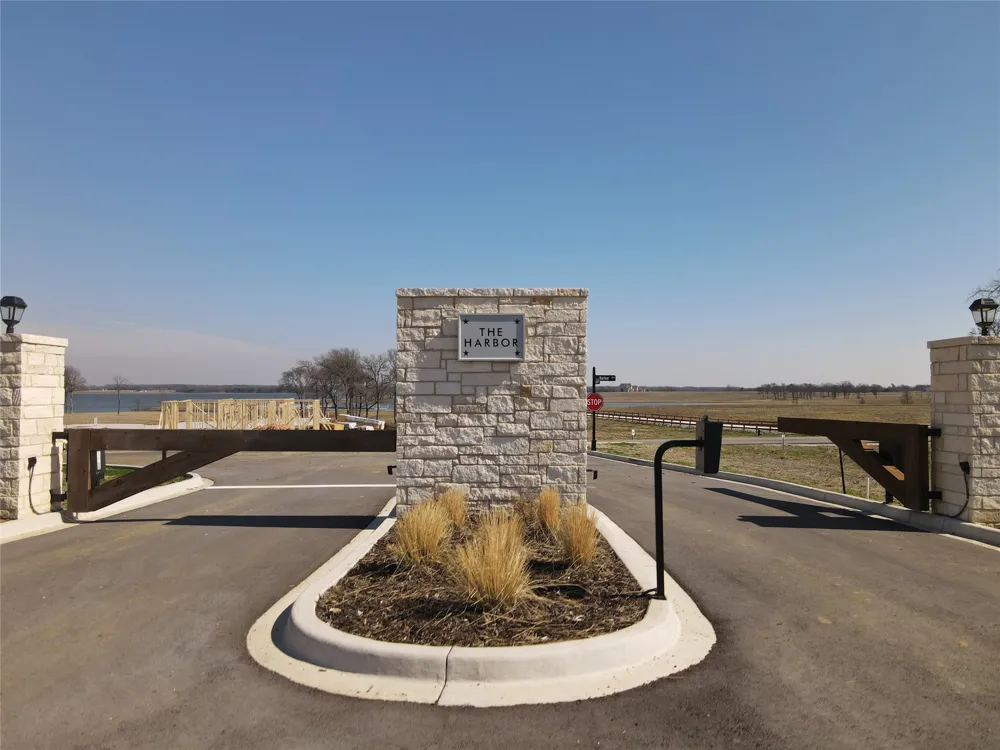 552 Lakeshore Lane Windom, TX 75492