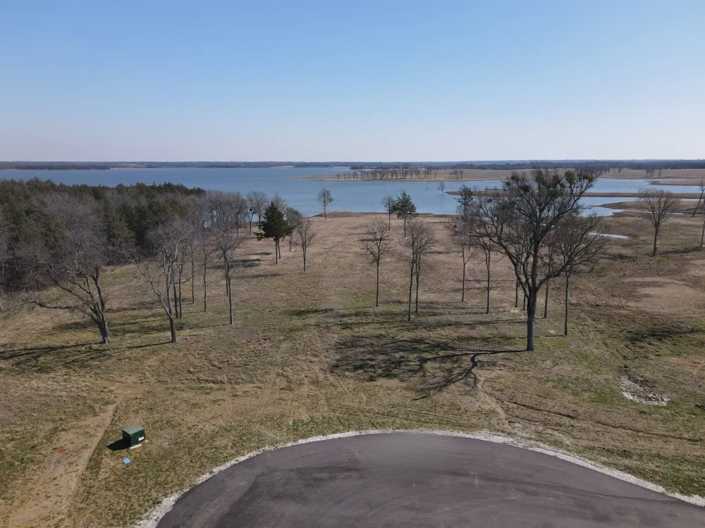 552 Lakeshore Lane Windom, TX 75492