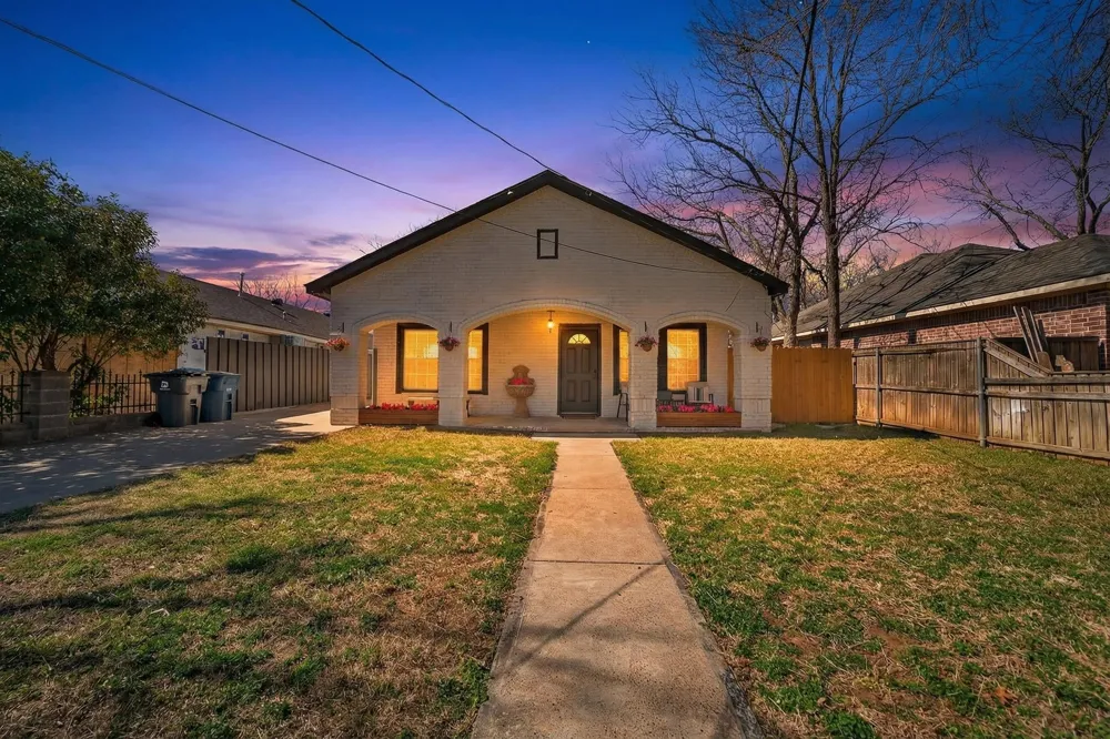 607 Bethpage Avenue Dallas, TX 75217