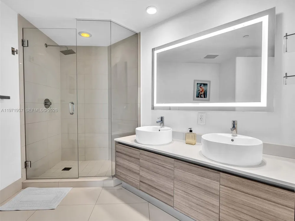 121 NE 34th St #2016 Miami, FL 33137