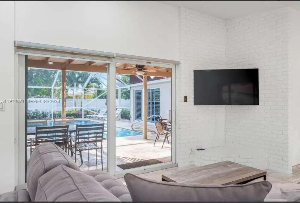 811 Highland Dr Hollywood, FL 33021