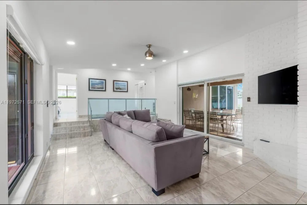 811 Highland Dr Hollywood, FL 33021