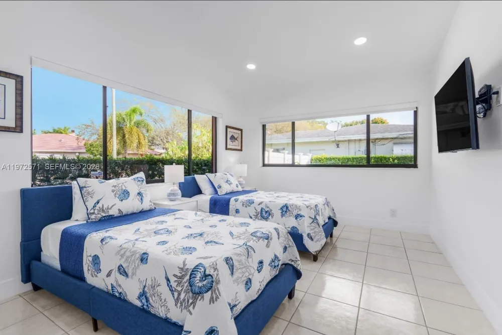 811 Highland Dr Hollywood, FL 33021