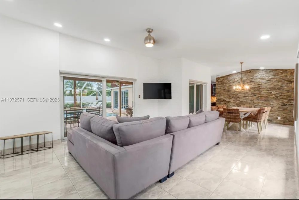 811 Highland Dr Hollywood, FL 33021