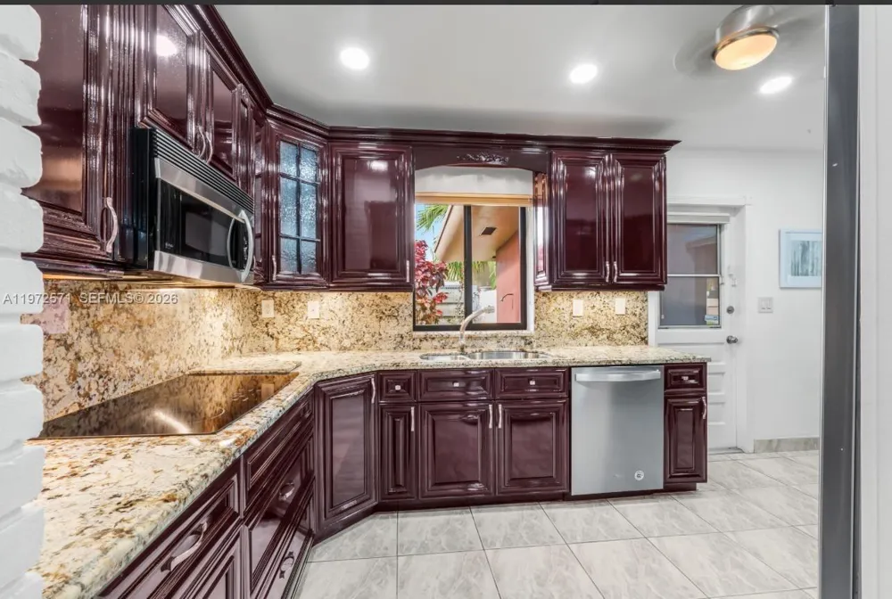 811 Highland Dr Hollywood, FL 33021