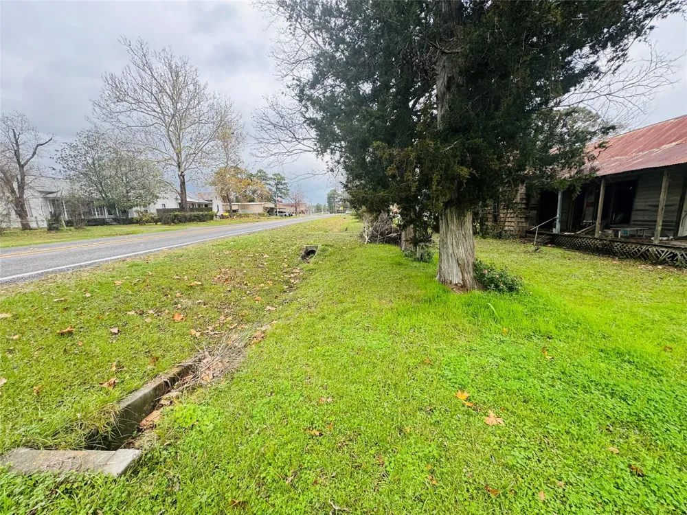 401 S Fm 356 Onalaska, TX 77360