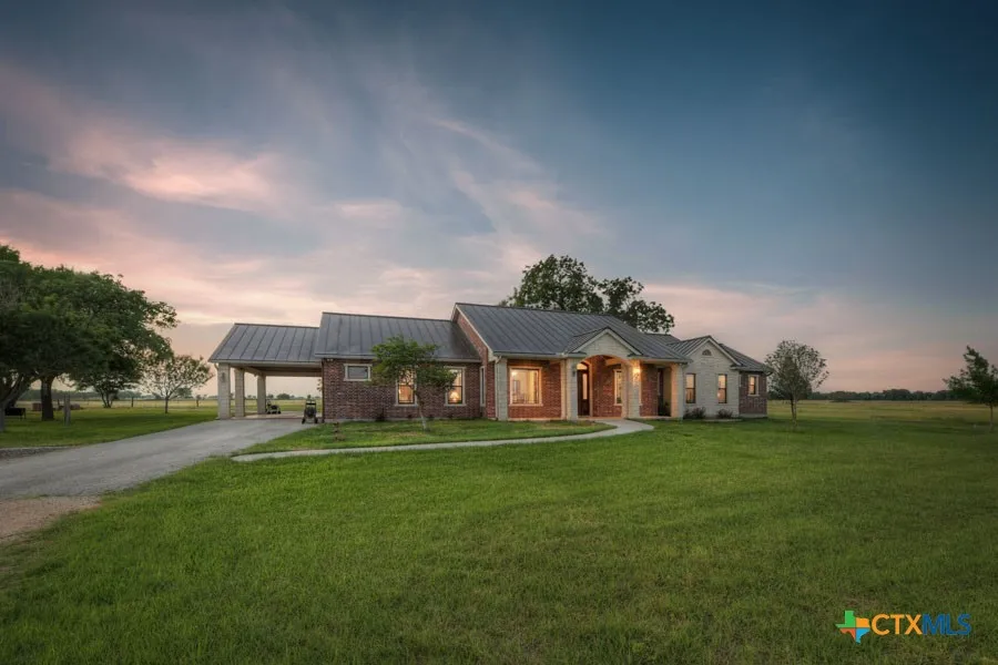 2420 Bolton Road Marion, TX 78124
