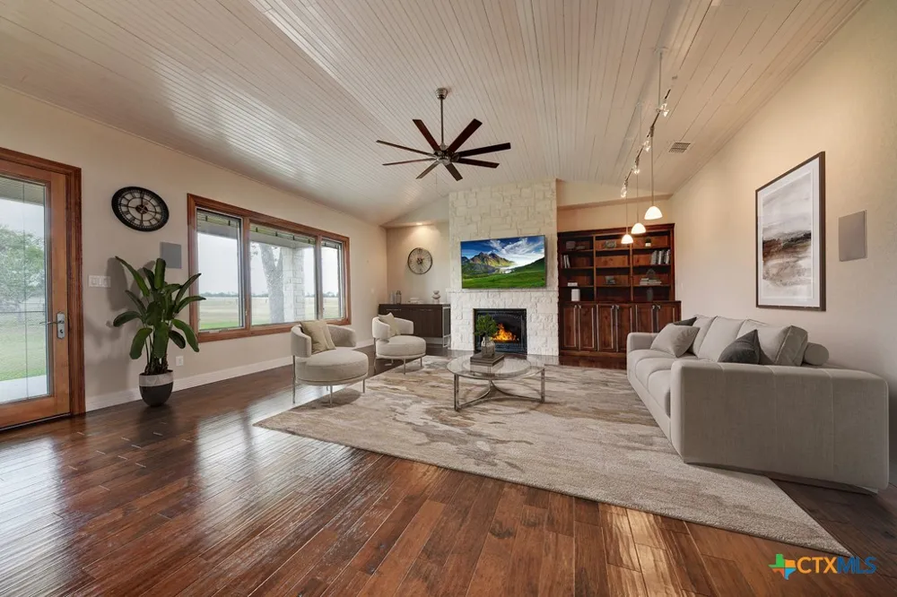 2420 Bolton Road Marion, TX 78124