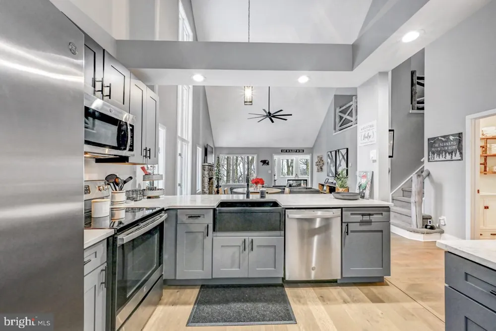 59 MIDWAY Lake Harmony, PA 18624