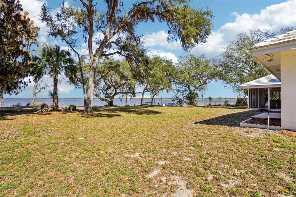 37048 COUNTY ROAD 452 Grand Island, FL 32735