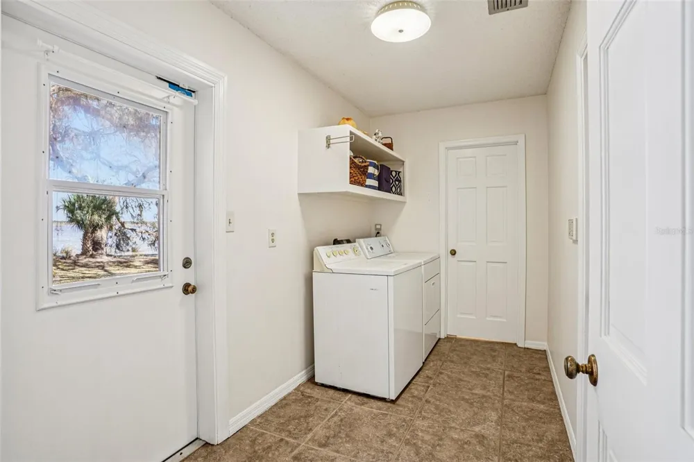 37048 COUNTY ROAD 452 Grand Island, FL 32735